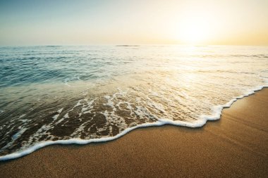 Sahilde muhteşem bir gün batımı. Güzel manzara.