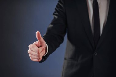 Biyometrik parmak izi okuyucusuyla geçen bir adam.