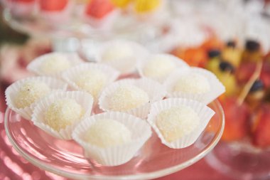 Düğün Resepsiyon tatlı masa portre buzlanma ile lezzetli bir şekilde dekore edilmiş beyaz kekler