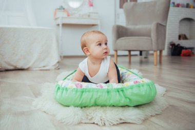 Çocuklar için yatak. Bebek yatakta uyuyor. Doğumdan hemen sonra sağlıklı bir bebek. Güzel parlak tekstil
