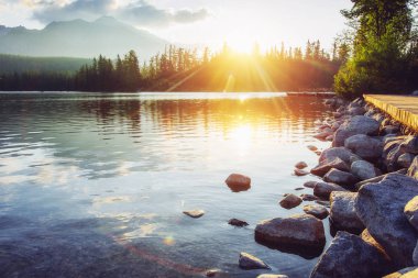 Parkta yüksek Tatras bir göl üzerinde gündoğumu. Shtrbske Pleso, Slovakya, Europe.