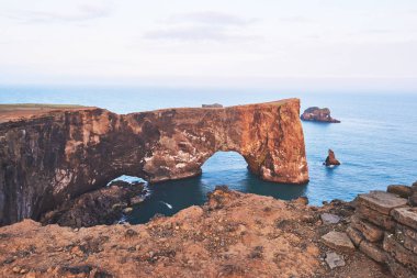 Cape Dyrholaey, Güney İzlanda. İrtifa 120 m ve kaba tepe Adası ile kapı açma.