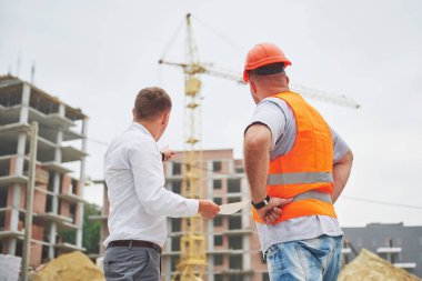 İnşaat, Mimarlık, işletme, ekip çalışması ve insanlar kavramı - site oluşturma, planı ile mutlu mimarlar.