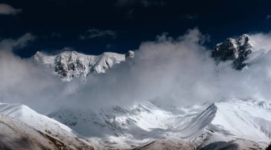 Goulet dağındaki dağ geçidinde sis. Georgia Svaneti. Avrupa. Kafkas Dağları.