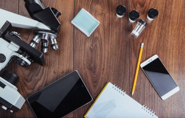 Mikroskop görüntülü defter ve telefon yakın plan. Tıbbi ekipman