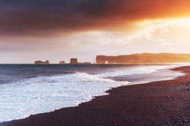 Ünlü Reynisdrangar kaya oluşumları siyah Reynisfjara Plajı'nda. Vik, Güney İzlanda yakınındaki Atlantik Okyanusu kıyısında