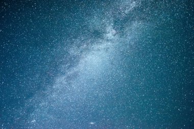 Yıldızlar, nebula ve galaksiyle dolu canlı bir gece göğü. Derin gökyüzü gökyüzü fotoğrafı.