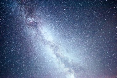 Yıldızlar, nebula ve galaksiyle dolu canlı bir gece göğü. Derin gökyüzü gökyüzü fotoğrafı.