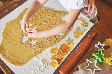 Kurabiye pişirmek. Güzel Noel Tatlıları. Mutlu yıllar.