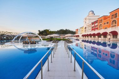 Yüzme havuzu ve lüks otelin plajı. Tip eğlence kompleksi. Amara Dolce Vita Luxury Oteli. Tatil köyü. Tekirova-Kemer. Türkiye