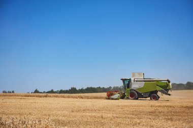 Buğday tarlasında çalışan hasatçıyı birleştirin..