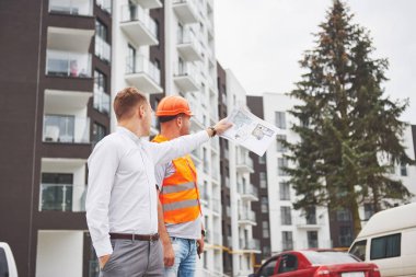 Takım çalışması ve insanlar inşaat iş kavramı - grup kavganın inşaat sahasında gülümseyen inşaatçılar.