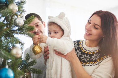 Aile, tablet telefon kullanarak bir Noel ağacının etrafında toplandı..