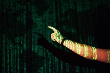 Kafkasyalı bir adam ve sanal gerçeklik VR kulaklığının çifte pozlandırılması muhtemelen bir oyuncu ya da hackerın kodu güvenli bir ağa ya da sunucuya kırmasıdır.