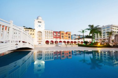 Yüzme havuzu, lüks otel, açık havuz ve spa. Amara Dolce Vita Luxury Oteli. Tatil köyü. Tekirova-Kemer. Türkiye