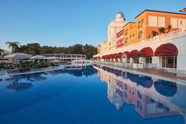 Yüzme havuzu ve lüks otelin plajı. Tip eğlence kompleksi. Amara Dolce Vita Luxury Oteli. Tatil köyü. Tekirova-Kemer. Türkiye