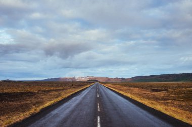 İzlanda dağlarına giden asfalt yol. Güzellik dünyası.