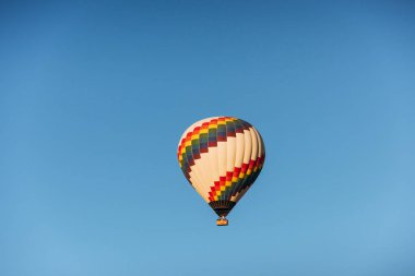Renkli sıcak hava balonları mavi gökyüzü karşı bir grup.