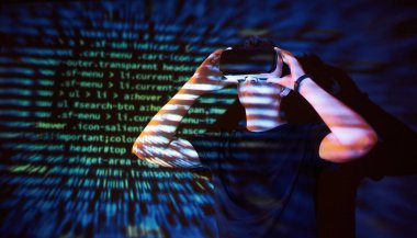 Kafkasyalı bir adam ve Sanal gerçeklik kulaklığının çifte pozlandırılması muhtemelen kod satırları olan güvenli bir ağ ya da sunucuya şifreyi kıran bir oyuncu ya da hackerdır.