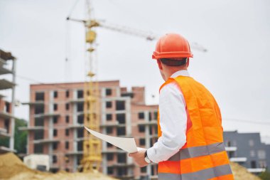 mimari ve ev yenileme kavramı - blueprint Fabrikası ile eldiven ve kask içinde adam.