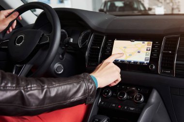 Akıllı araba ve internet kavramları. Arabanın konsolunun parmak izi ve simgeler ekrandan çıkıyor.