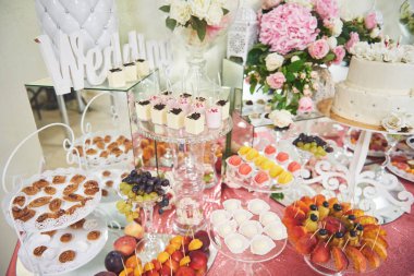 Düğün Resepsiyon tatlı masa portre buzlanma ile lezzetli bir şekilde dekore edilmiş beyaz kekler