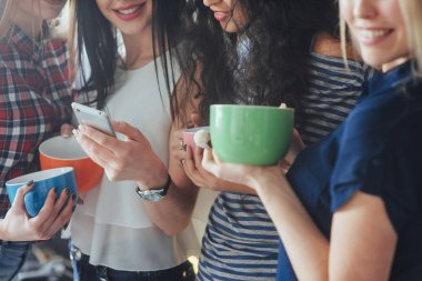 Grubun güzel gençleri sohbet etmekten ve kahve içmekten zevk alıyorlar, en iyi arkadaşlar birlikte eğleniyorlar, duygusal yaşam tarzı konsepti oluşturuyorlar..