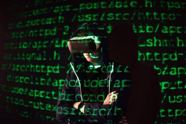 Kafkasyalı bir adam ve sanal gerçeklik VR kulaklığının çifte pozlandırılması muhtemelen bir oyuncu ya da hackerın kodu güvenli bir ağa ya da sunucuya kırmasıdır.