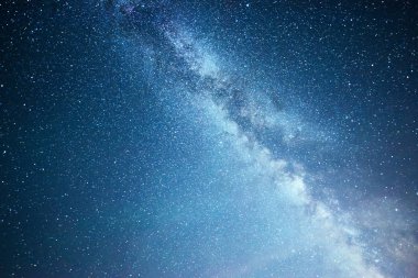 Yıldızlar, nebula ve galaksiyle dolu canlı bir gece göğü. Derin gökyüzü gökyüzü fotoğrafı.