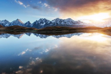 Koruldi Dağı 'nda gün batımı. Yukarı Svaneti, Gürcistan Avrupa. Kafkas Dağları.