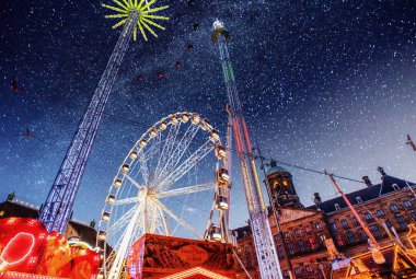 Amsterdam 'ın göbeğindeki lunaparkta. Güzel yıldızlı gökyüzü.