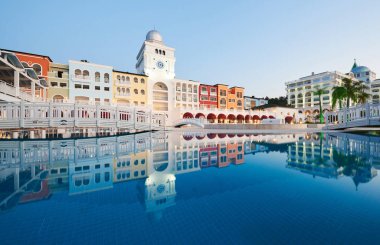 Yüzme havuzu, lüks otel, açık havuz ve spa. Amara Dolce Vita Luxury Oteli. Tatil köyü. Tekirova-Kemer. Türkiye