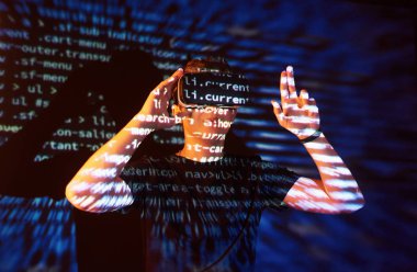 Kafkasyalı bir adam ve Sanal gerçeklik kulaklığının çifte pozlandırılması muhtemelen kod satırları olan güvenli bir ağ ya da sunucuya şifreyi kıran bir oyuncu ya da hackerdır.