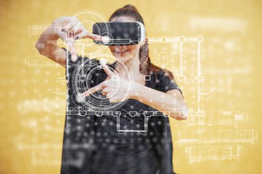 Stüdyodaki mutlu kadın sanal gerçeklik kulaklığı kullanma deneyimini yaşıyor. Yenilikçi teknolojiler. Güvenlik kavramı. Işıl ışıl parlayan bir gezegeni tutan.