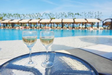 Lüks bir otelin havuzunda şampanya bardakları. Havuz başında parti. Bardağa içki dolduruyorum. Amara Dolce Vita Luxury Oteli. Tatil köyü. Tekirova-Kemer. Türkiye