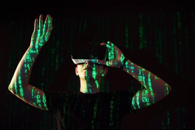 Kafkasyalı bir adam ve sanal gerçeklik VR kulaklığının çifte pozlandırılması muhtemelen bir oyuncu ya da hackerın kodu güvenli bir ağa ya da sunucuya kırmasıdır.