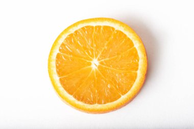 Beyaz arka planda izole edilmiş olgun turuncu turunçgil meyvesi..