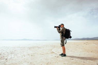 İzlanda 'nın muhteşem manzarası. Hafif açık renk. Dramatik kümülüs bulutları. Yerel turist manzara fotoğrafları çekiyor.