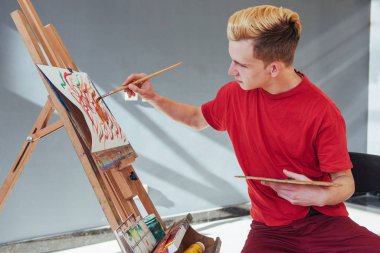 Stüdyoda resim yapan bir sanatçı.