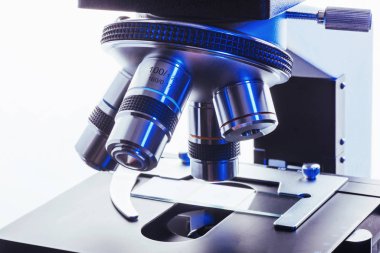 Laboratuvardaki mikroskobu kapat.