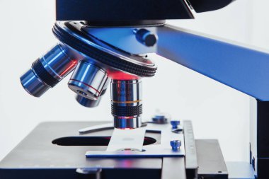 Laboratuvardaki mikroskobu kapat.