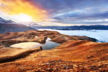 Koruldi Dağı 'nda gün batımı. Yukarı Svaneti, Gürcistan Avrupa. Kafkas Dağları.