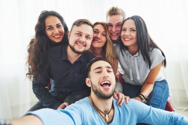 En iyi arkadaşlar arka ışıklandırmayla selfie çekiyorlar. Gençlerle mutlu arkadaşlık kavramı. Birlikte eğleniyorlar..