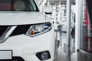 Farlar ve yeni lüks bir arabanın kaputu..