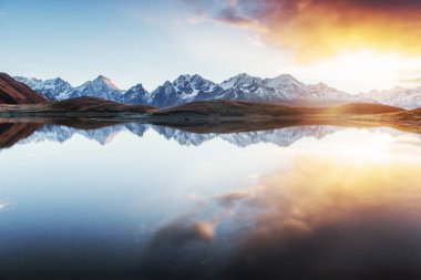Koruldi Dağı 'nda gün batımı. Yukarı Svaneti, Gürcistan Avrupa. Kafkas Dağları.