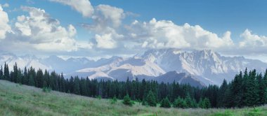 Güzel kümülüs bulutlarında kar kaplı muhteşem dağlar. Karpatlar. Ukrayna. Avrupa