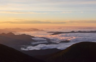 Ukrayna'nın Karpat Dağları güzel gün batımı.