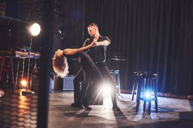 Karanlık odada ışığın altında yetenekli dansçılar gösteri yapıyor. İlk aşk, tutku, zarafet sanatı. Sevgililer Günü.