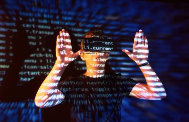 Kafkasyalı bir adam ve Sanal gerçeklik kulaklığının çifte pozlandırılması muhtemelen kod satırları olan güvenli bir ağ ya da sunucuya şifreyi kıran bir oyuncu ya da hackerdır.