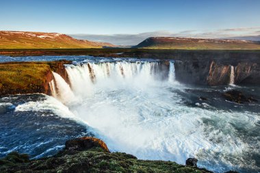 Gün batımında Godafoss şelale. Harika manzara. Güzel cumulus bulutları. İzlanda, Europe